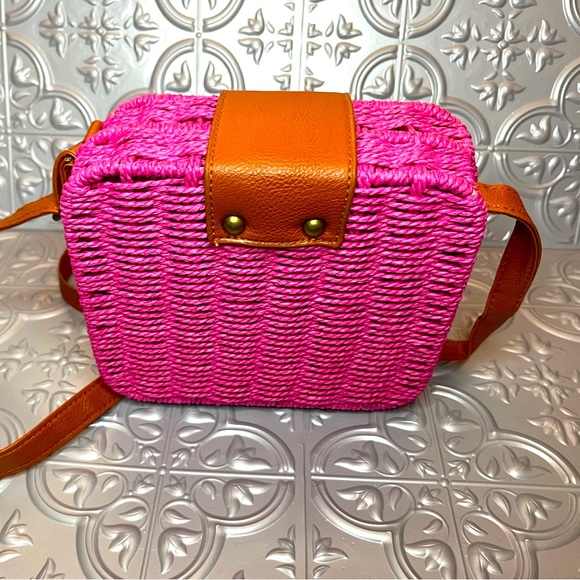 Hand woven crossbody Pink purse and matching earrings set - Picture 4 of 5